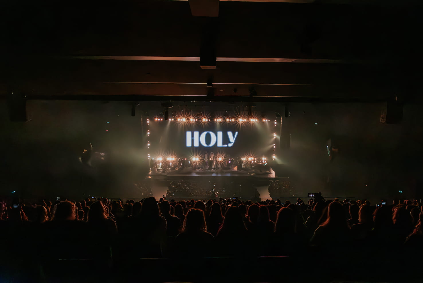 Ladies Lounge 2024 – Worshipteam leitet auf der Bühne