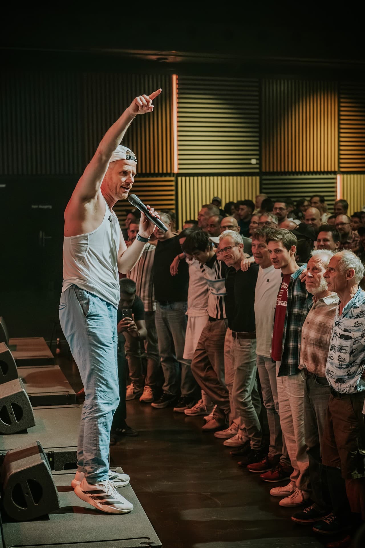 [Männer stehen zusammen]