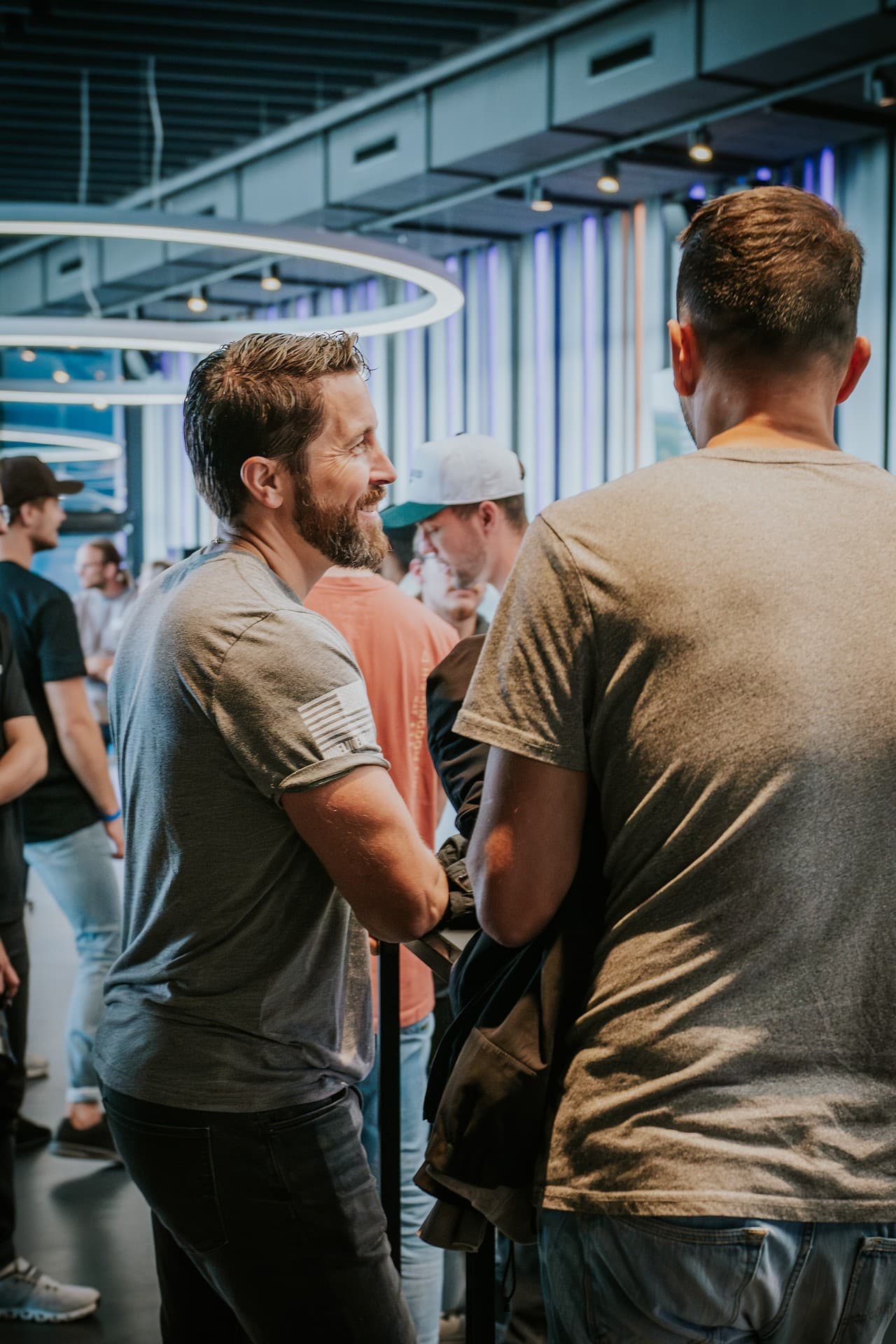 [Community im Foyer]