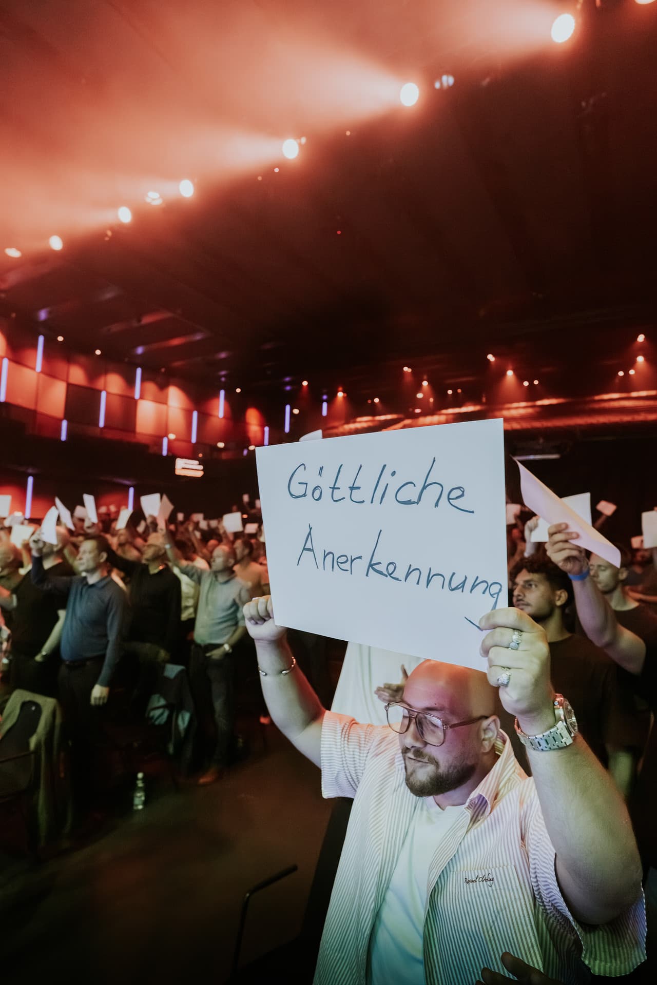 [Schild und Worship]